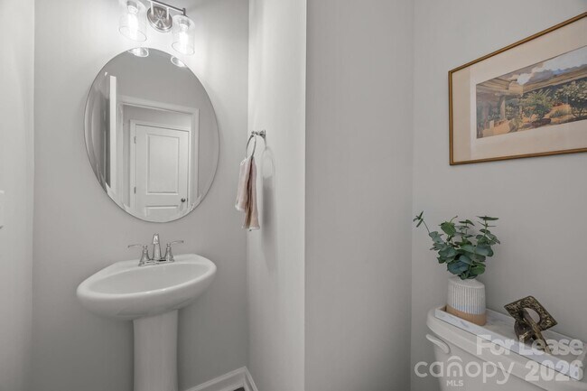 Building Photo - 915 Kinsey Aly