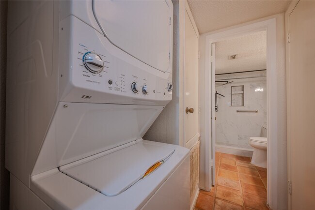 Building Photo - 13034 Leader St