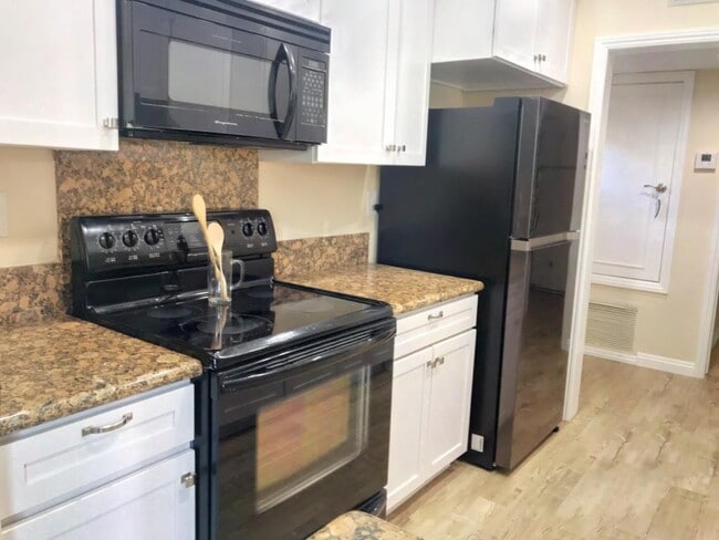 Building Photo - Beautifully updated house in Burbank Blvd ...