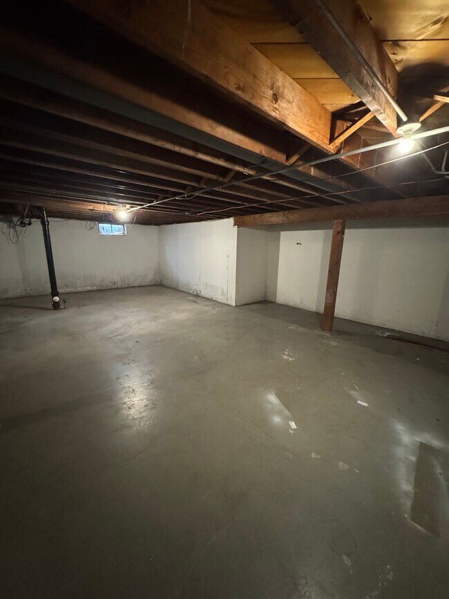 Building Photo - Lovely 2 Bed 1 Bath Duplex