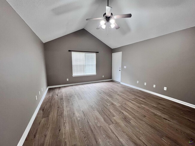 Building Photo - 221 Deer Track Ct