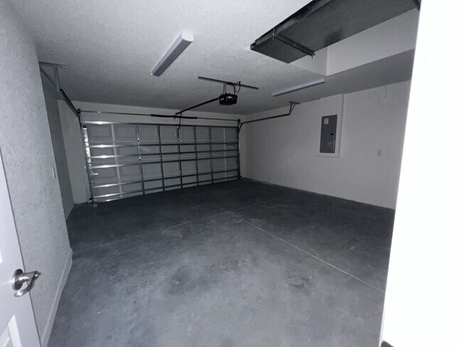 Building Photo - 18 Maple Ln