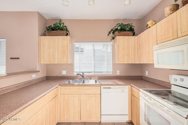 Building Photo - 7401 W Arrowhead Clubhouse Dr