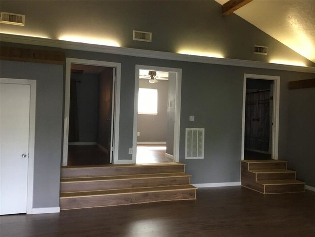 Building Photo - 25802 Beaver Run Dr