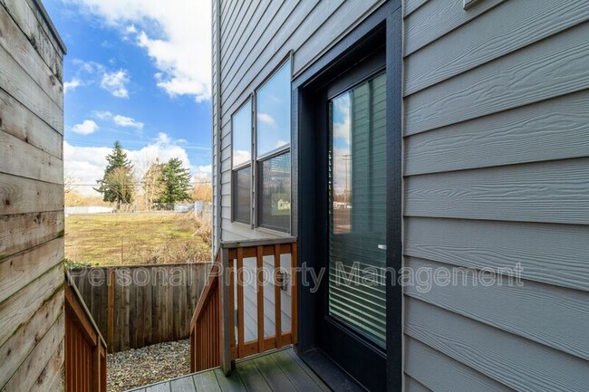 Building Photo - 8715 NE 43rd Pl