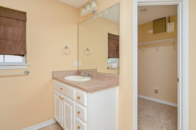 Building Photo - Spacious Home in Navarre!