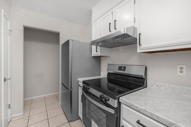 Building Photo - Freshly Updated Gulf Breeze Gem with New Appliances!