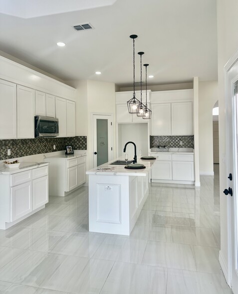 Building Photo - 718 Ava Dr