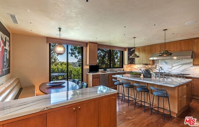 Building Photo - 400 Toyopa Dr