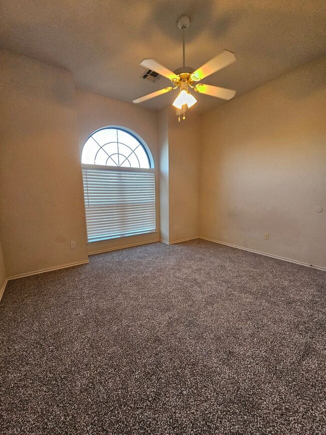 Building Photo - (2) Bed/(2) Bath West Norman Patio Home Av...