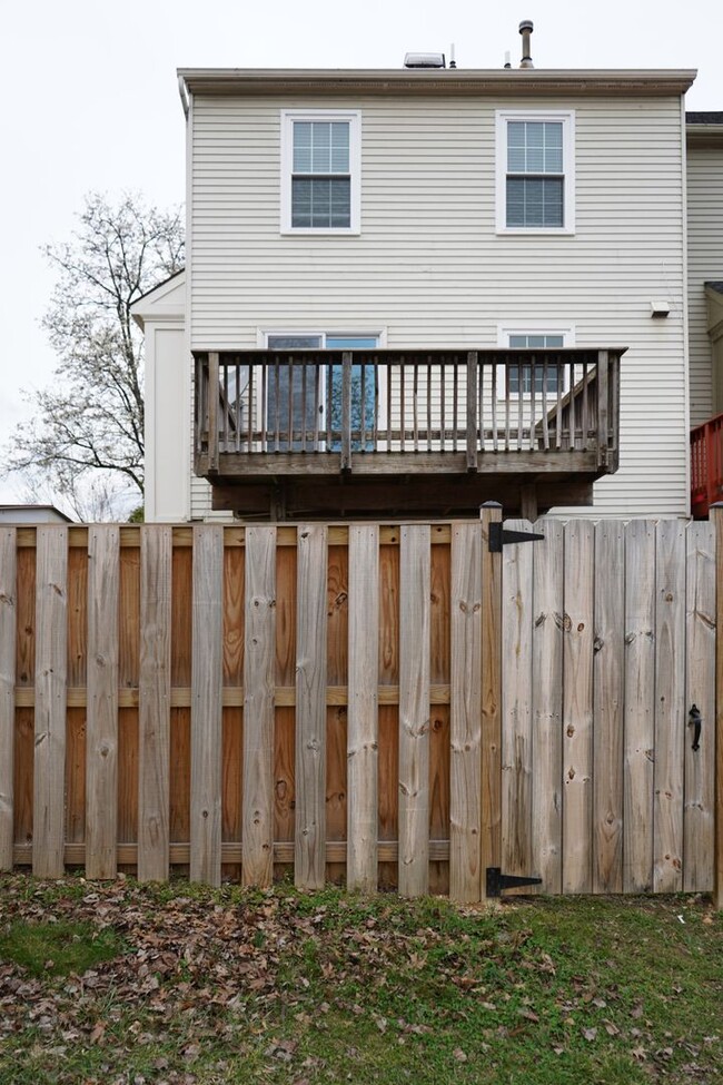 Building Photo - 4 Bedroom 3.5 Bath Townhome in Woodbridge, VA
