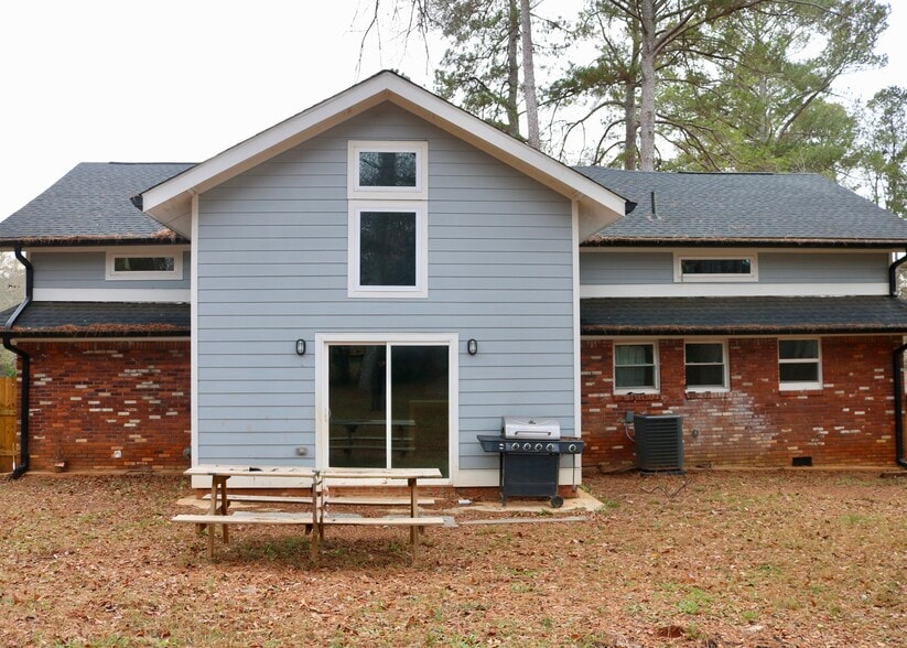 Building Photo - 1027 Woodward Cir SW