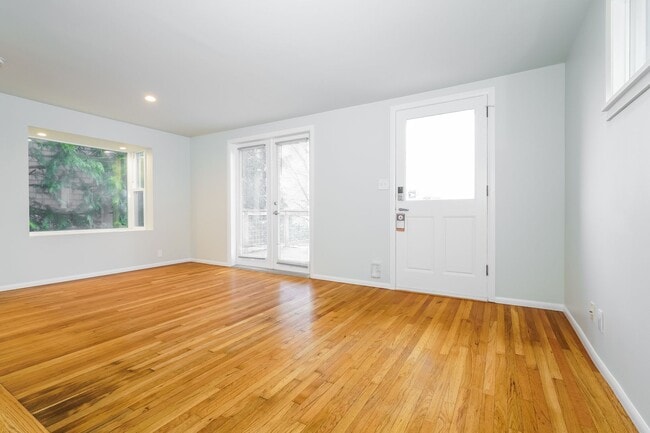 Building Photo - Modern Oasis in Seattle: 2-Bed, 2-Bath with Luxurious Amenities!