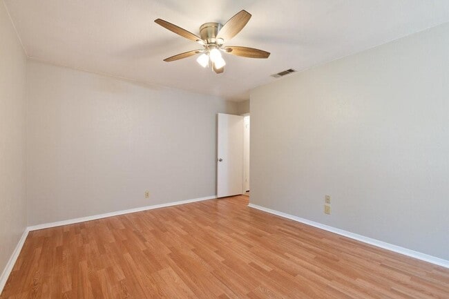 Building Photo - 10211 Missel Thrush Dr