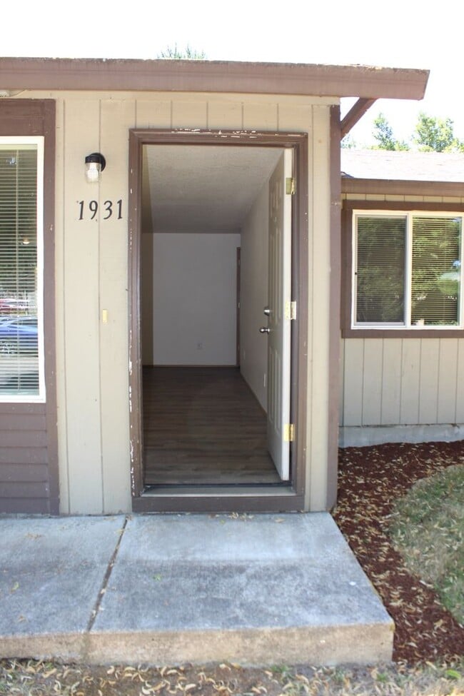 Building Photo - 4 bedroom 2 bath house