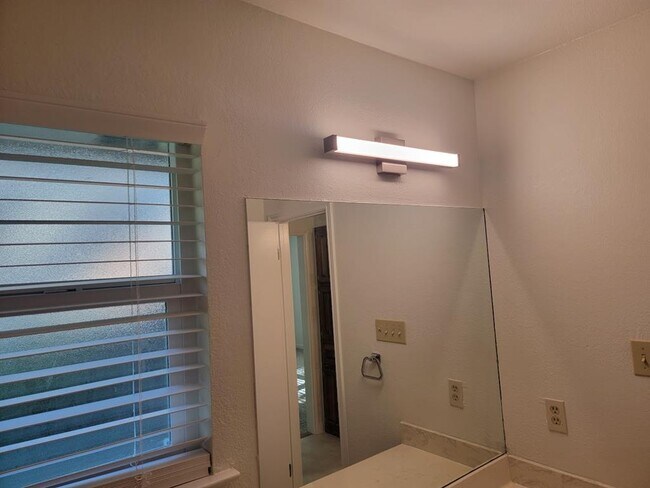 Building Photo - 10403 Pinehurst Dr