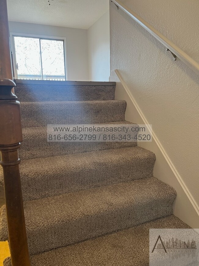 Building Photo - Spacious Gladstone Duplex, Croner Lot, 2 Car Garage!