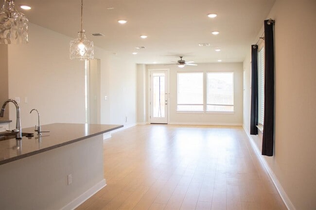 Building Photo - 123 Table Top Bnd