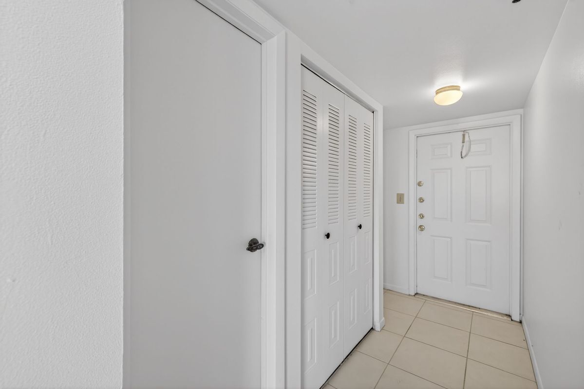 Building Photo - 3100 W Rolling Hills Cir