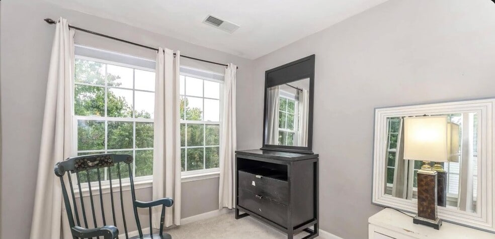 Building Photo - 639 Tivoli Rd