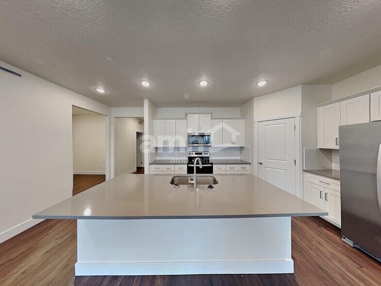 Building Photo - 3100 N Vigo Ave