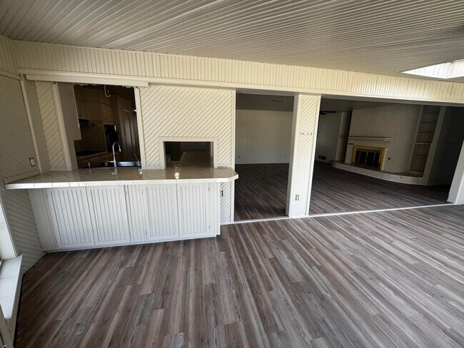 Building Photo - 4 Bedroom 3 Bathroom Ready To Rent!