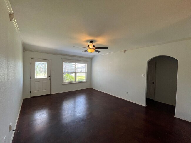 Building Photo - New Listing!