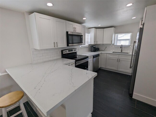 Primary Photo - 1201 N Andrews Ave