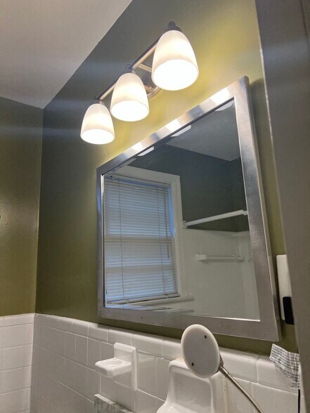 Building Photo - 3413 Rosewood Dr
