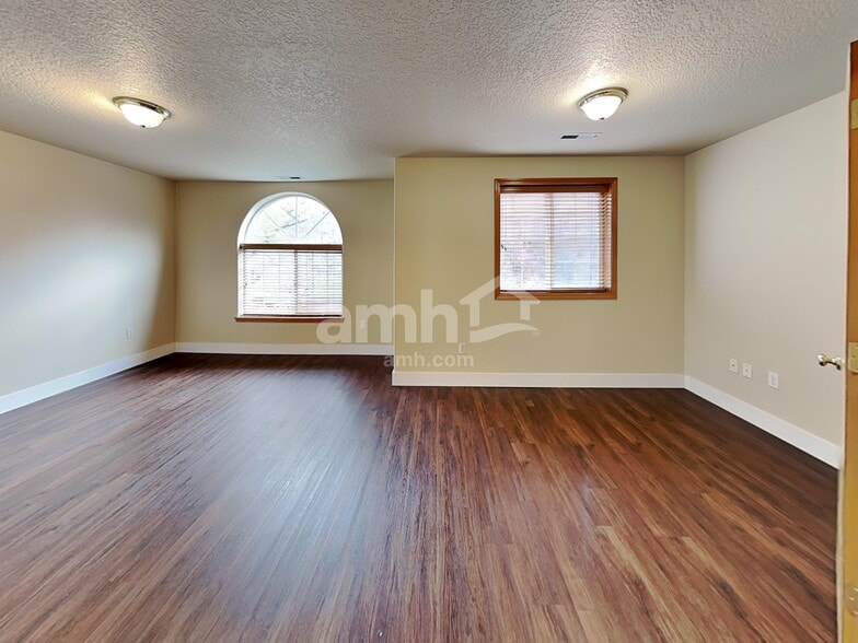 Building Photo - 495 Sunset Ridge Dr