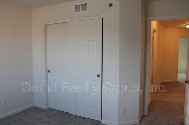 Building Photo - 7106 Country Club Hills Dr