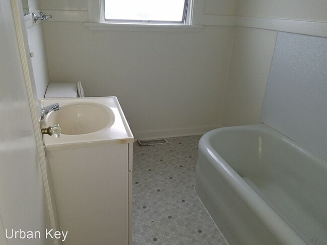 Building Photo - 2 br, 2 bath House - 2207 N 39th St