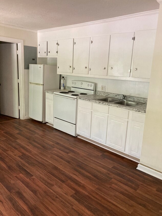 Building Photo - 2708 Warrick Cir