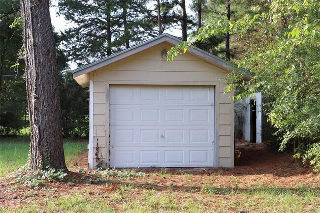 Building Photo - 20 White Oak Dr