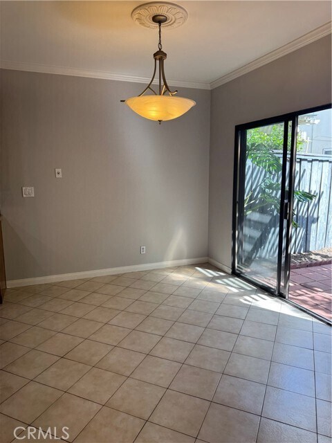 Building Photo - 996 W Huntington Dr