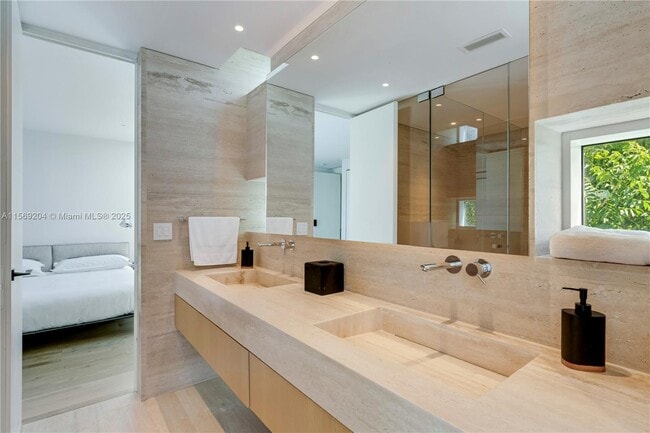 Building Photo - 440 S Mashta Dr