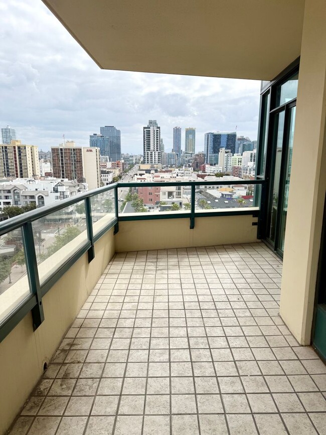 Building Photo - Pet Friendly Two Bedroom in High-Rise