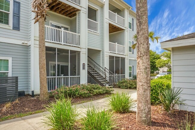 Building Photo - MOVE IN SPECIAL - 50% off First Month's Re...