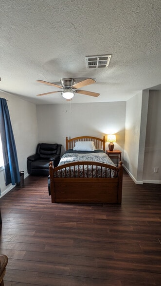 Building Photo - 1004 NE 28th St