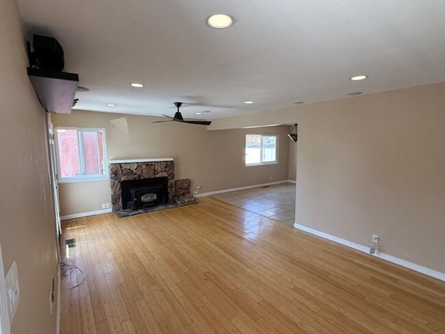 Building Photo - Spacious 3-bedroom home in Quiet El Sobran...