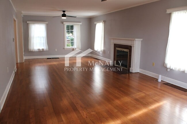 Building Photo - 5 Bedroom, 4 Bathroom Historic Tacoma Home