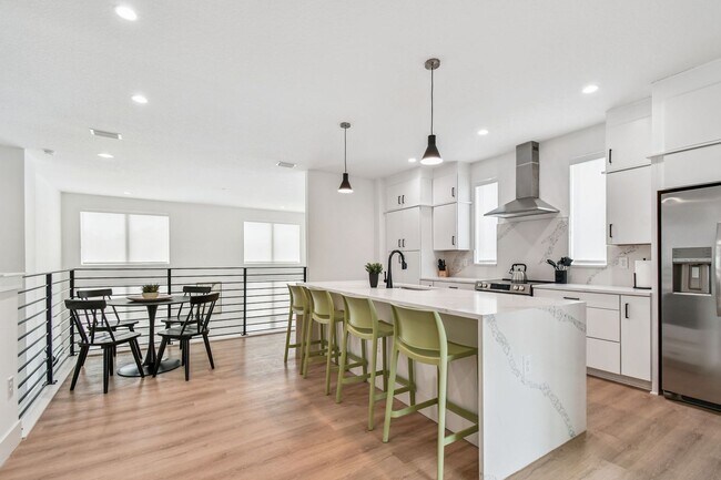 Building Photo - A charming coastal townhouse, just minutes from downtown St. Pete!