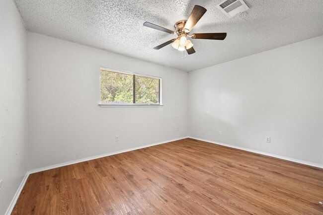 Building Photo - 2409 Berkett Dr