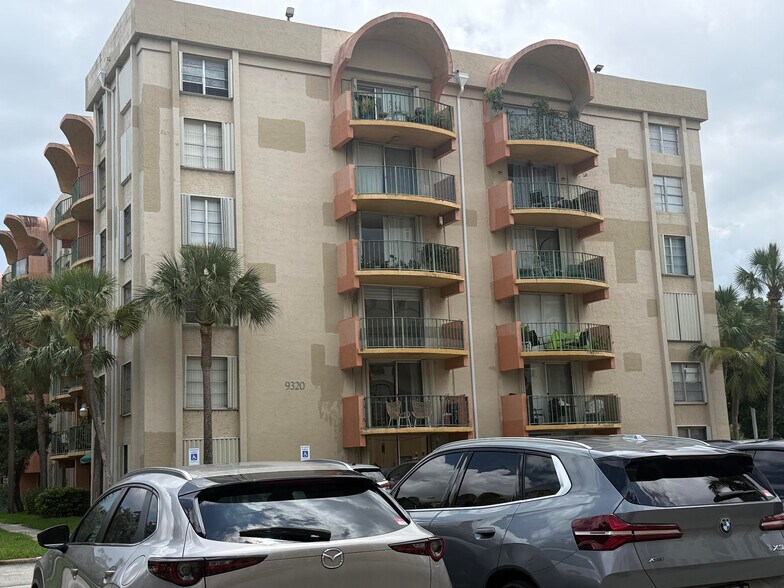 Building Photo - 9320 Fontainebleau Blvd