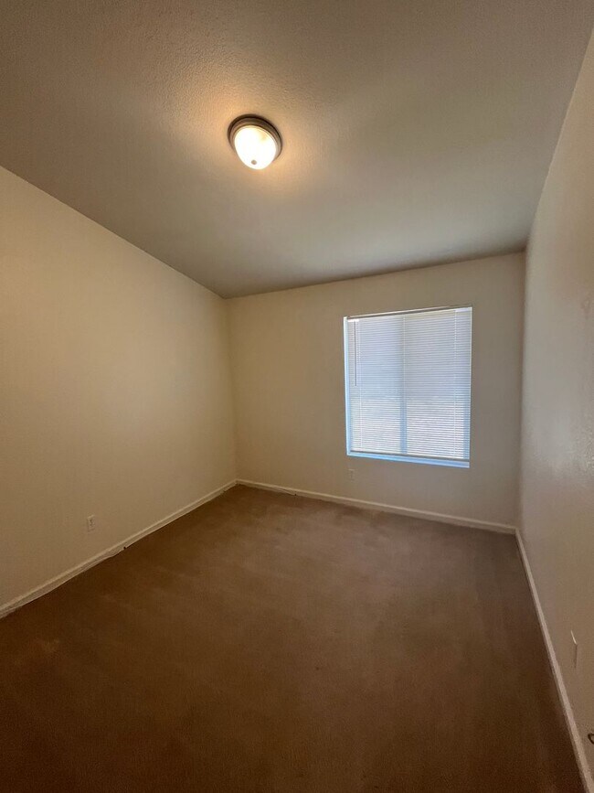 Building Photo - 550 Castlerock Ave