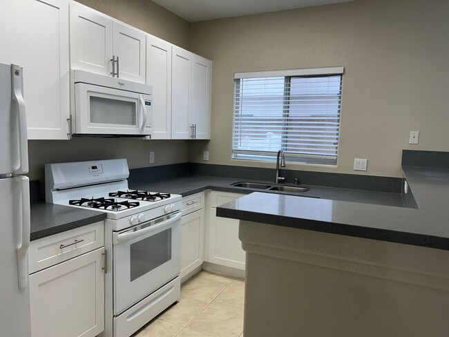 Building Photo - 2 story townhome in Mountains Edge