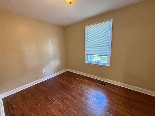Building Photo - Available 9/1! Newly Renovated in Downtown...