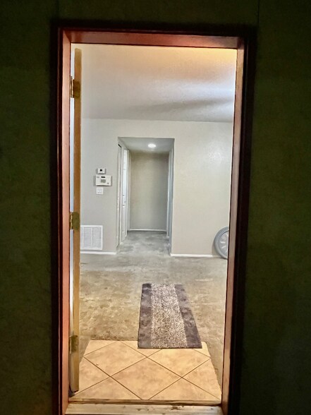 Building Photo - 1014 E Spence Ave