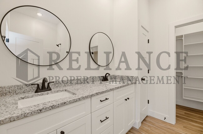 Building Photo - 731 Elmwood St