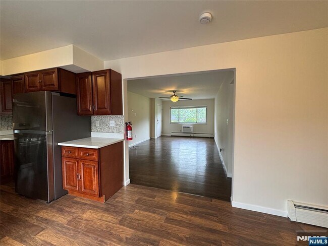 Building Photo - 1323 Anderson Ave